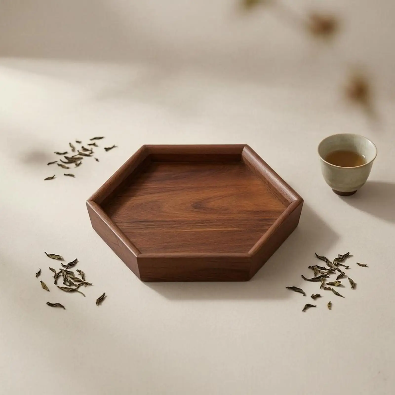 Bandeja de servir en madera oscura con diseño facetado - imagen 5