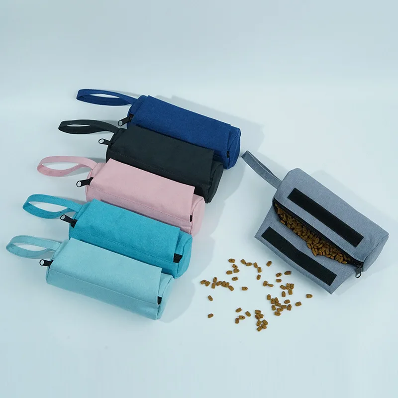Dispensador portátil para bolsas y snacks de perro sujeto a correa