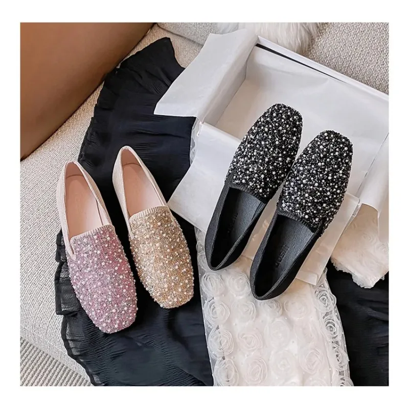 Detalle de imitación de perlas en zapatos casuales