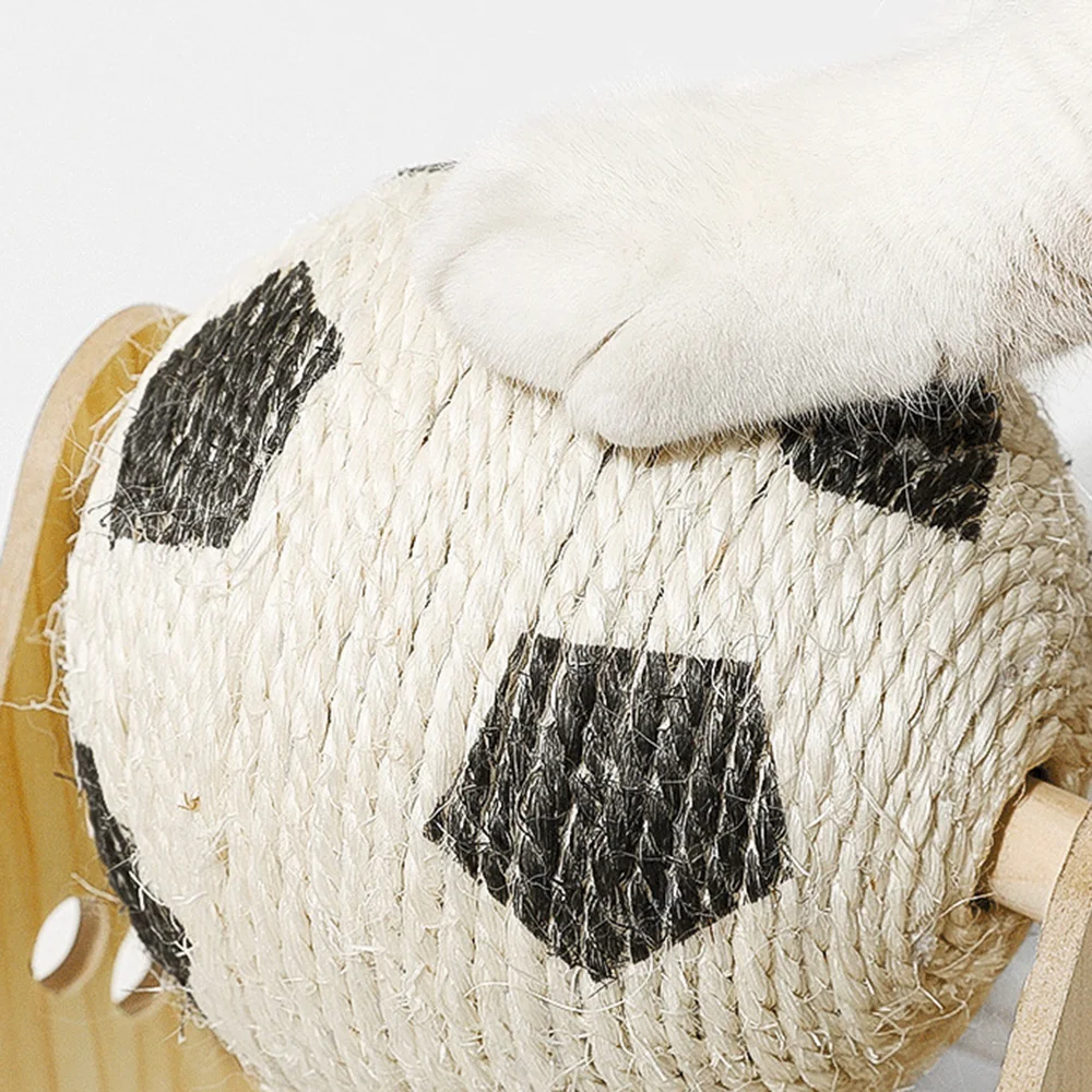 Detalle de la pelota de sisal y el poste vertical