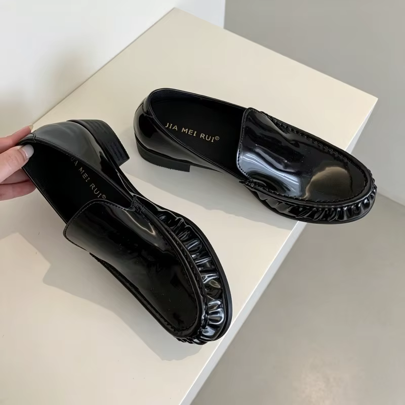 Mocasines marrones de mujer con tacón bajo y detalle plisado - imagen 3