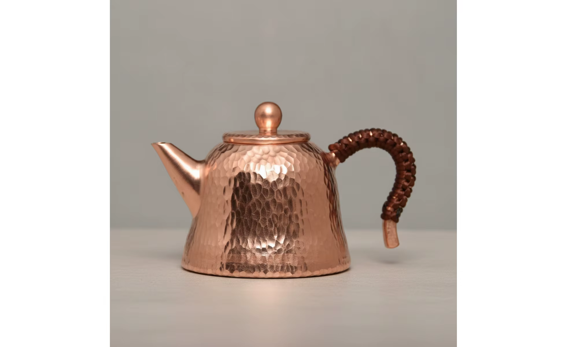Tetera de cobre rústica con acabado martillado