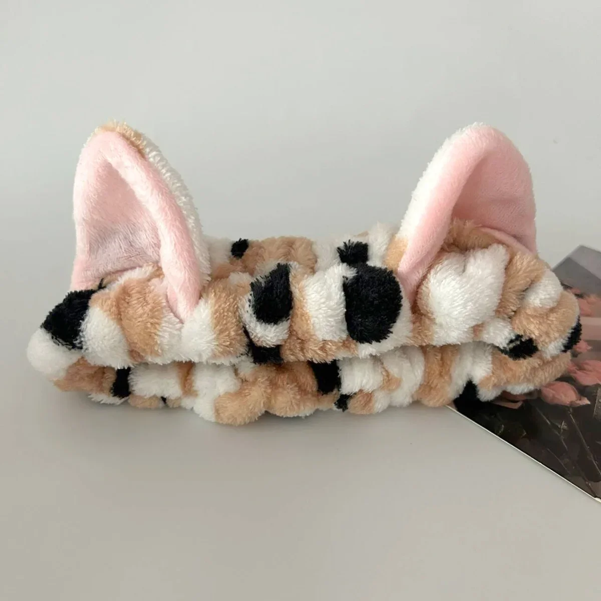 Detalle de orejitas de gato y correa de muñeca