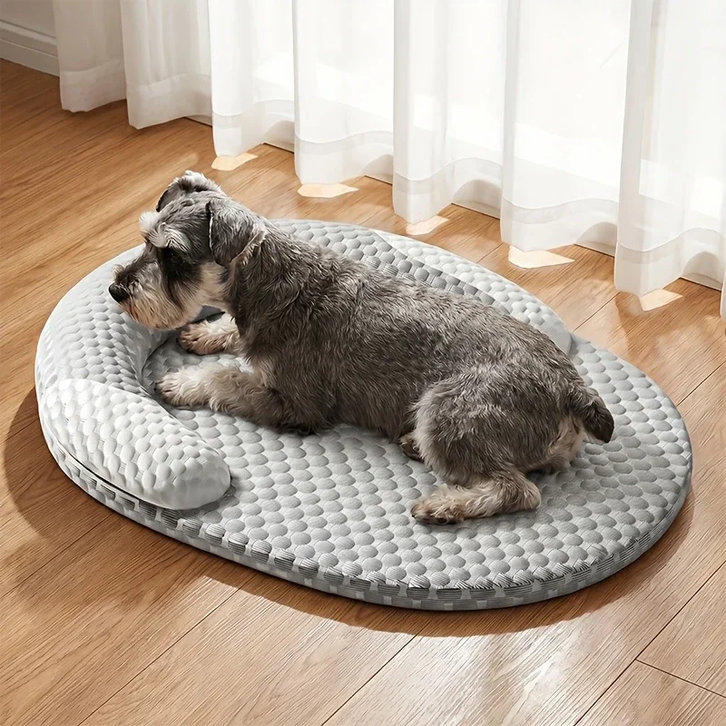 Cama refrescante para mascotas en uso con perro descansando