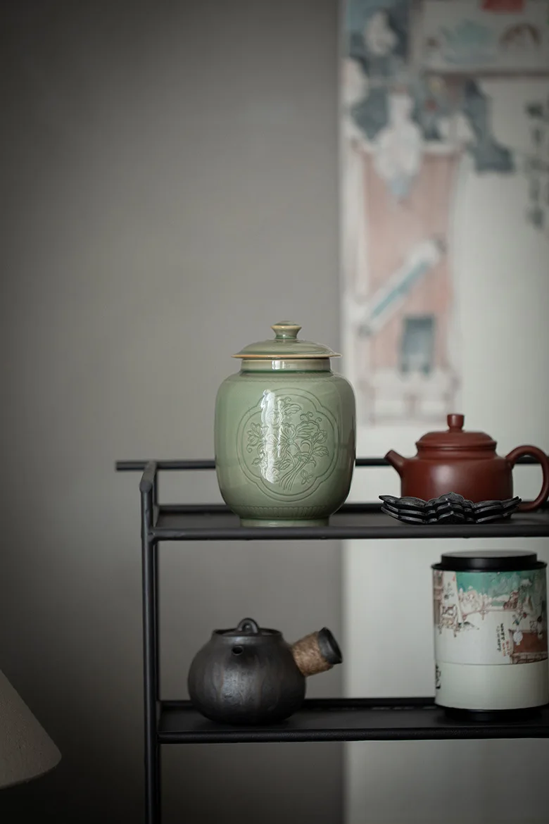 Paño de microfibra pasando sobre la superficie de la urna