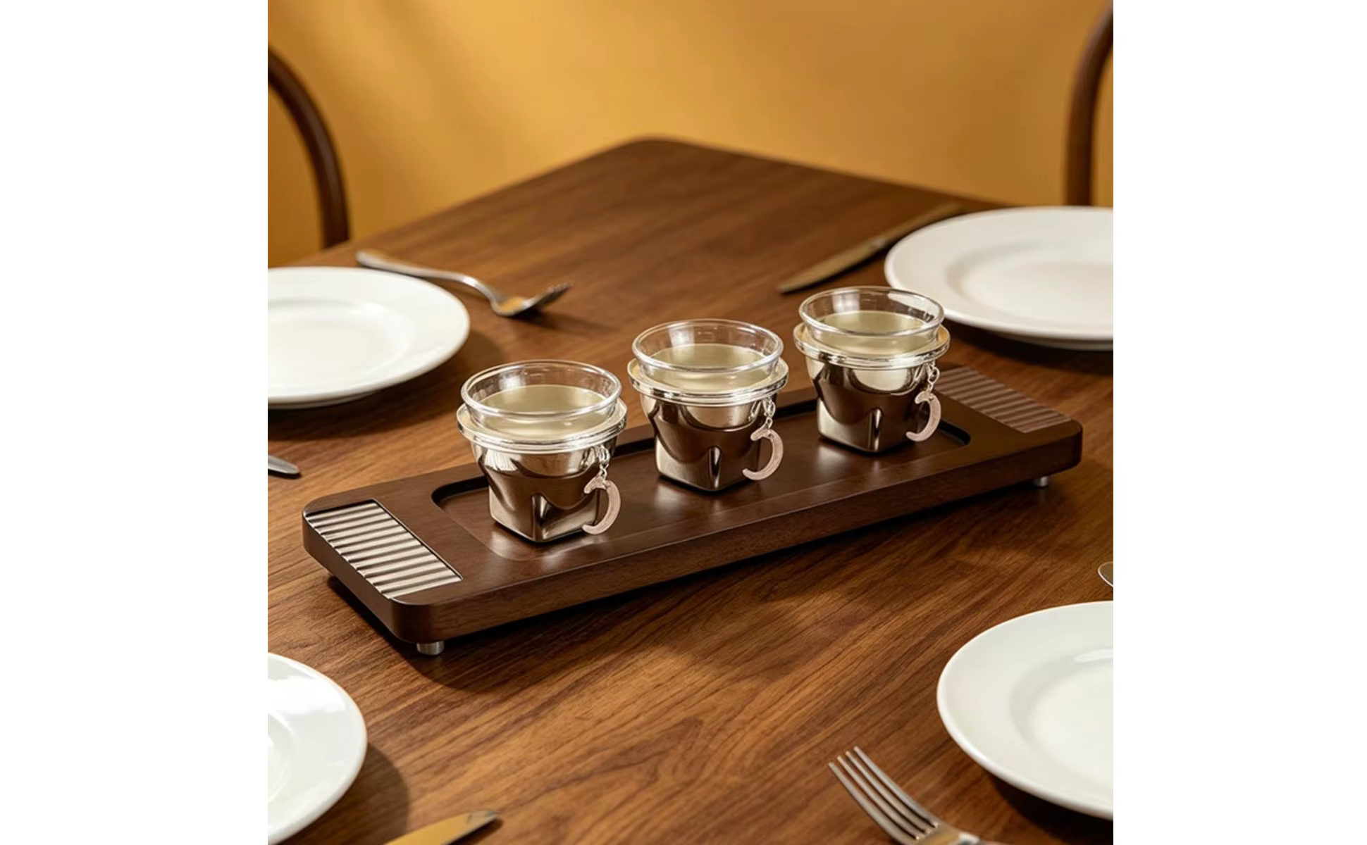 Bandeja decorativa rectangular con patas y detalles plateados sobre mesa de centro