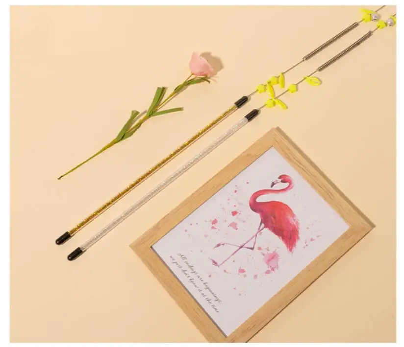 Gato jugando con resortes