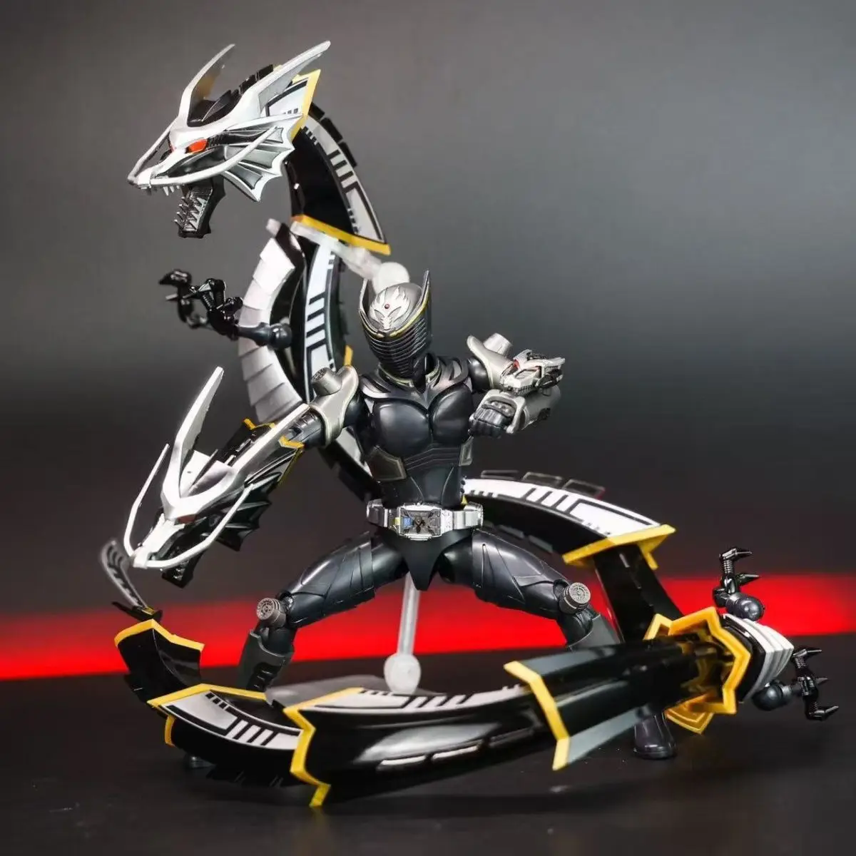 Figura Kamen Rider Ryuga Hit Chased en posición de exhibición