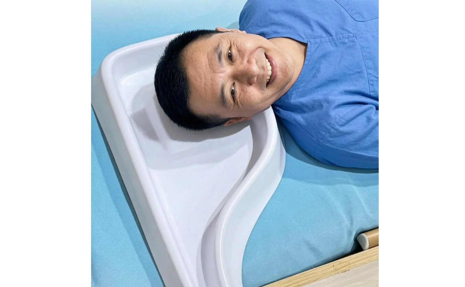 Lavabo de champú para cama contorneado en uso