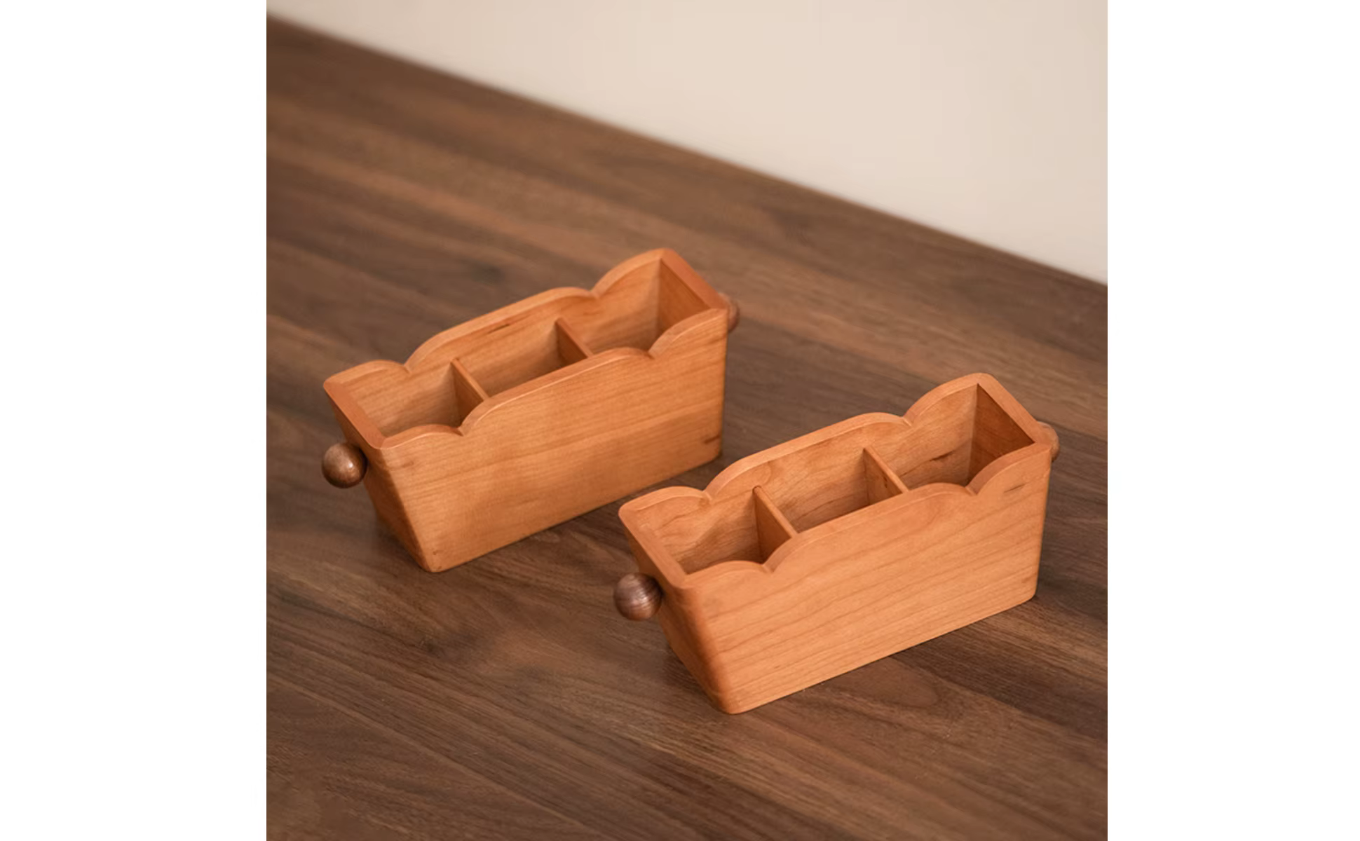 Organizador rústico de madera sobre consola de entrada