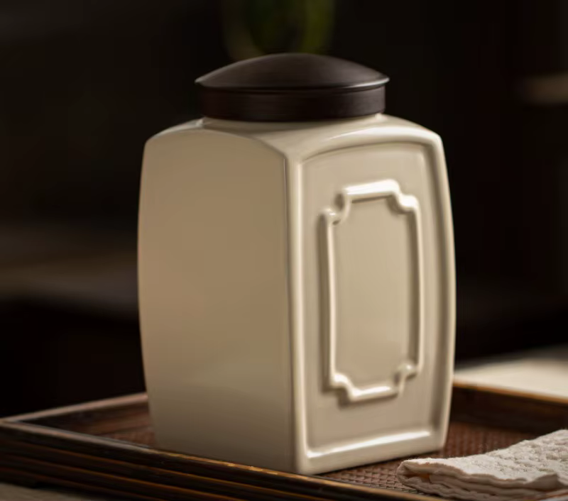 Urna cerámica para cenizas de mascota – vista frontal