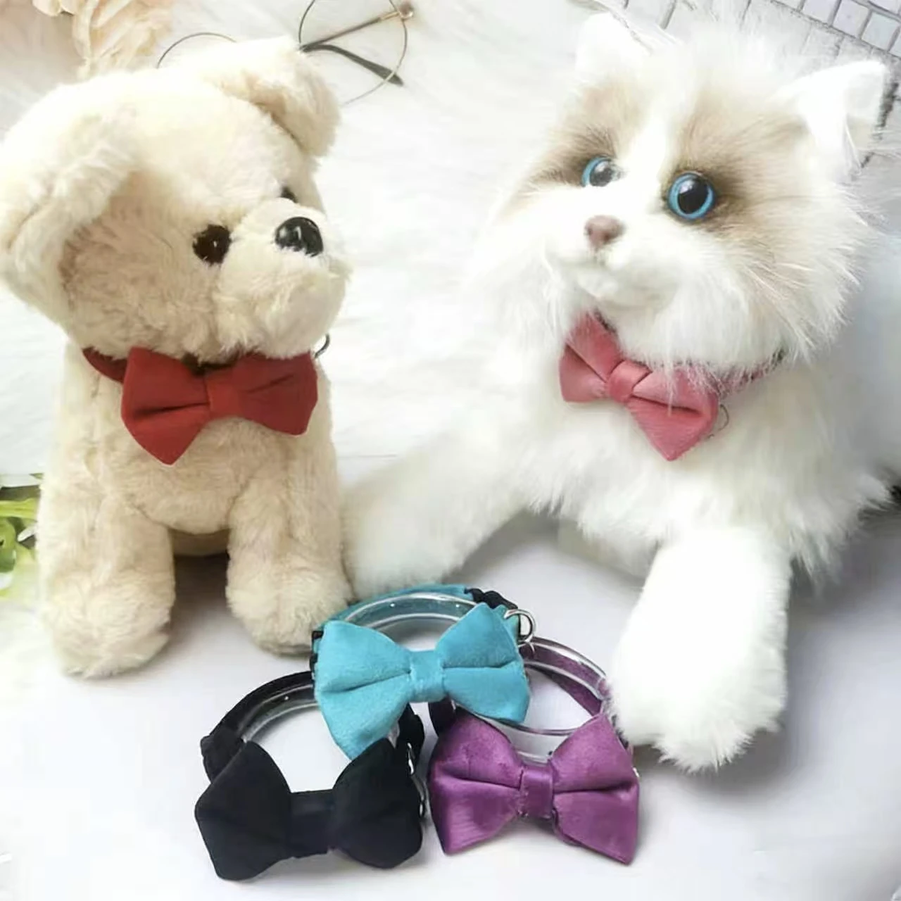 Collar de terciopelo multicolor con lazo y campana para mascotas