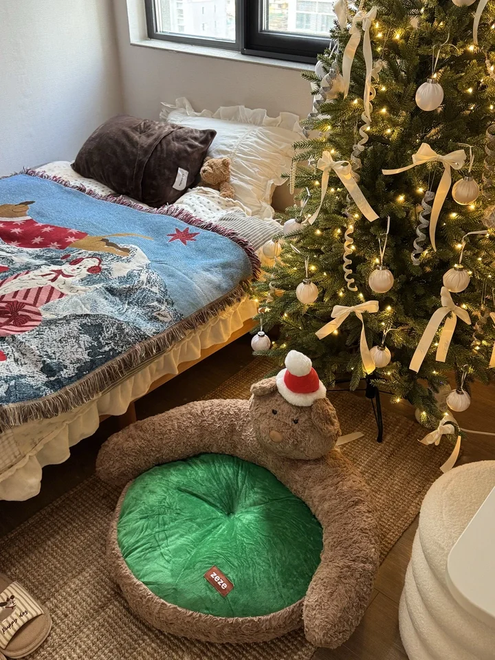 Vista lateral de la cama para perros con forma de oso