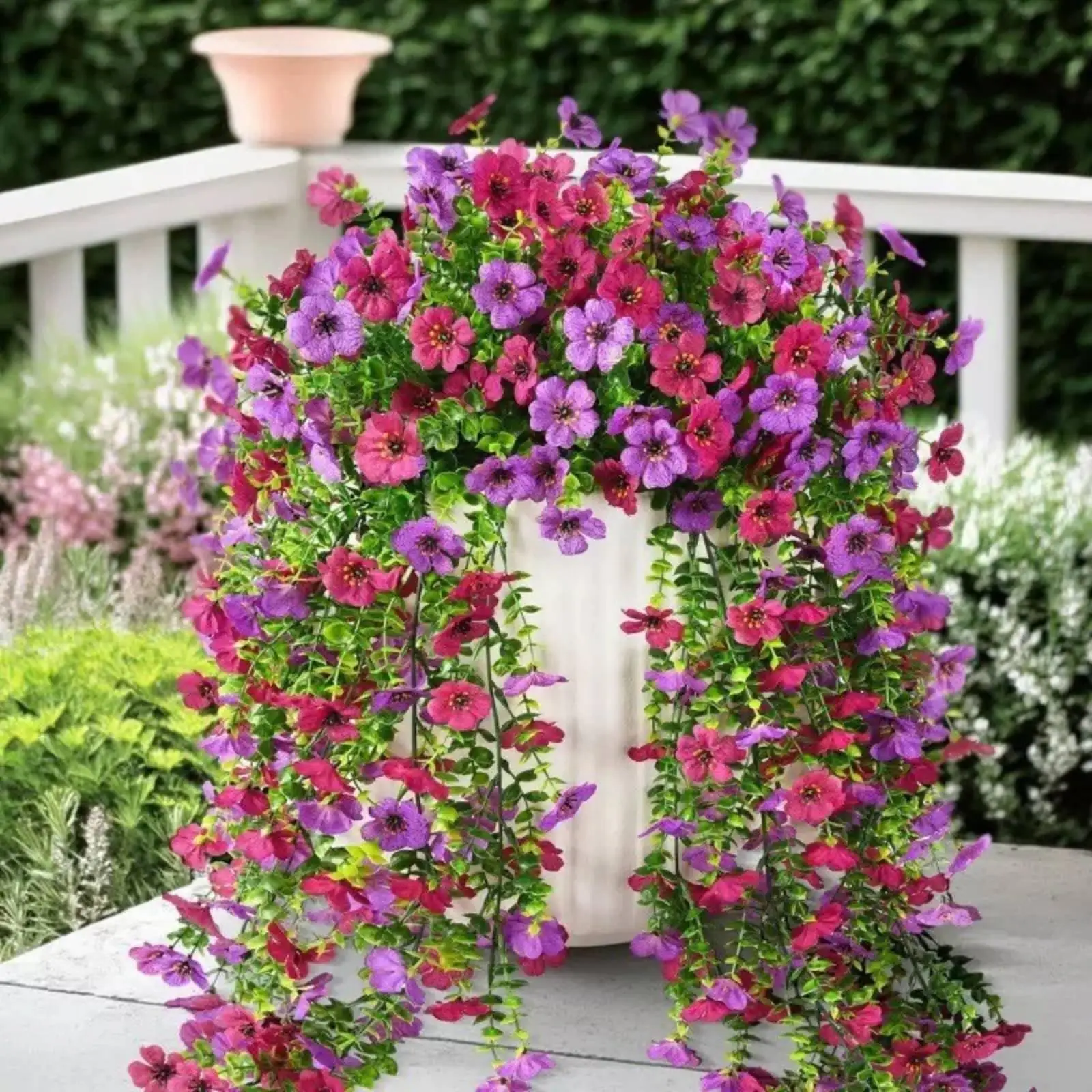 Guirnalda de flores artificiales violetas – Enredadera realista para interiores - imagen 5
