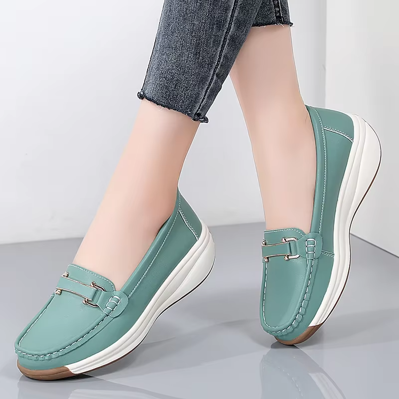 Zapatos planos casuales para mujer vistos desde el exterior
