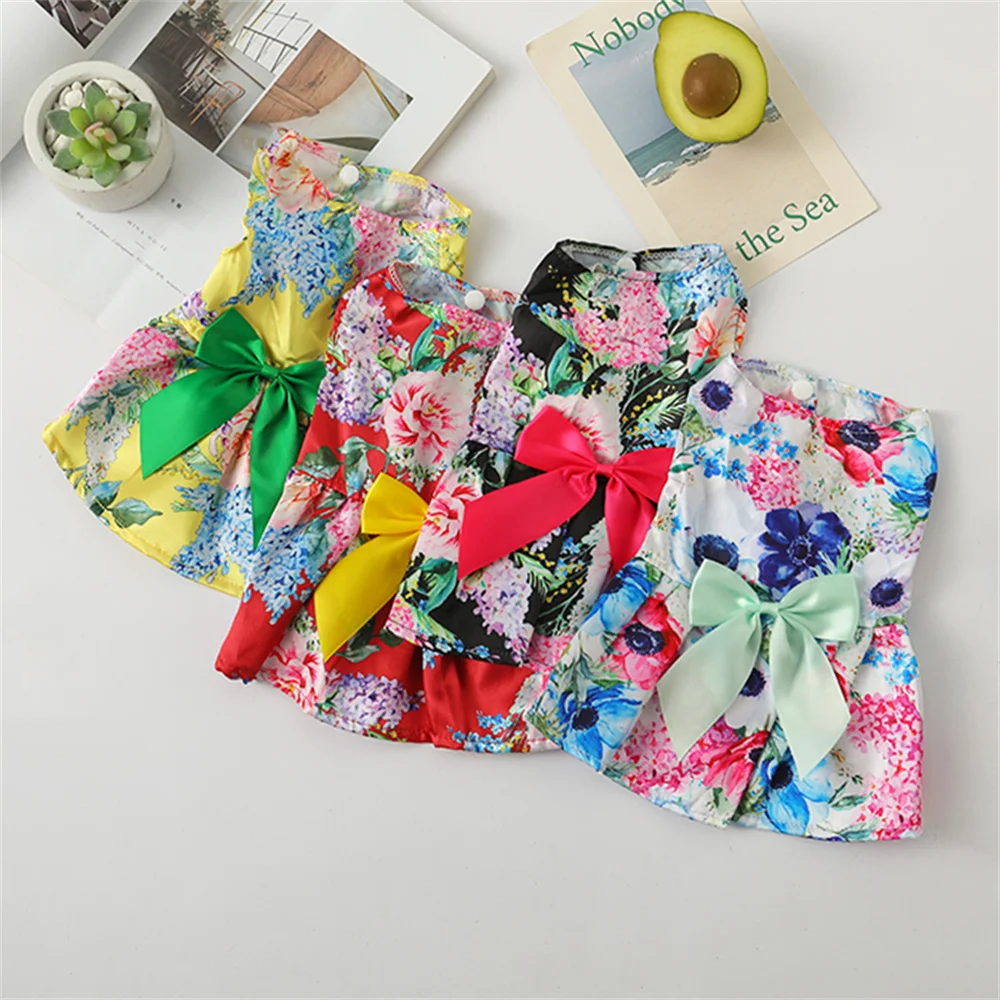 Detalle del estampado de gatos en el vestido