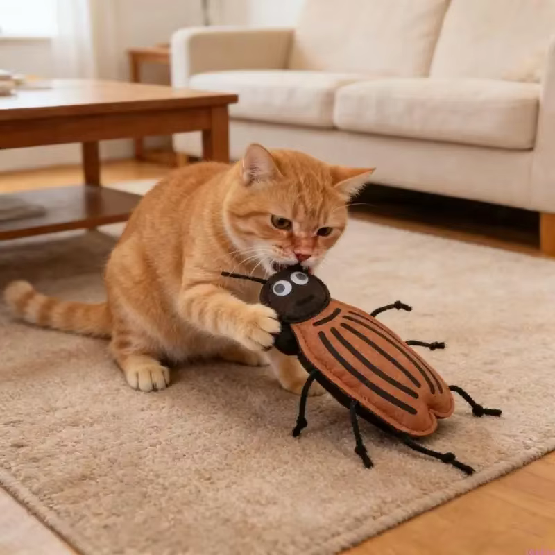 Gato interactuando con el juguete de cucaracha simulada