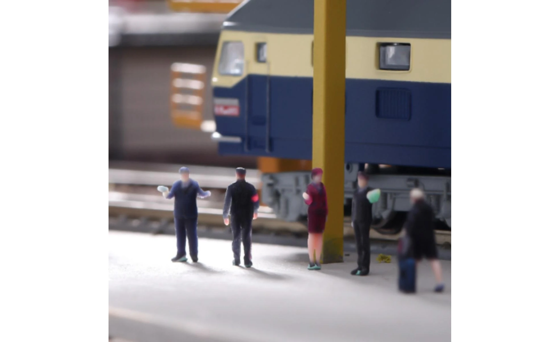 Figuras de personal de estación pintadas - Vista general del juego de 4 piezas