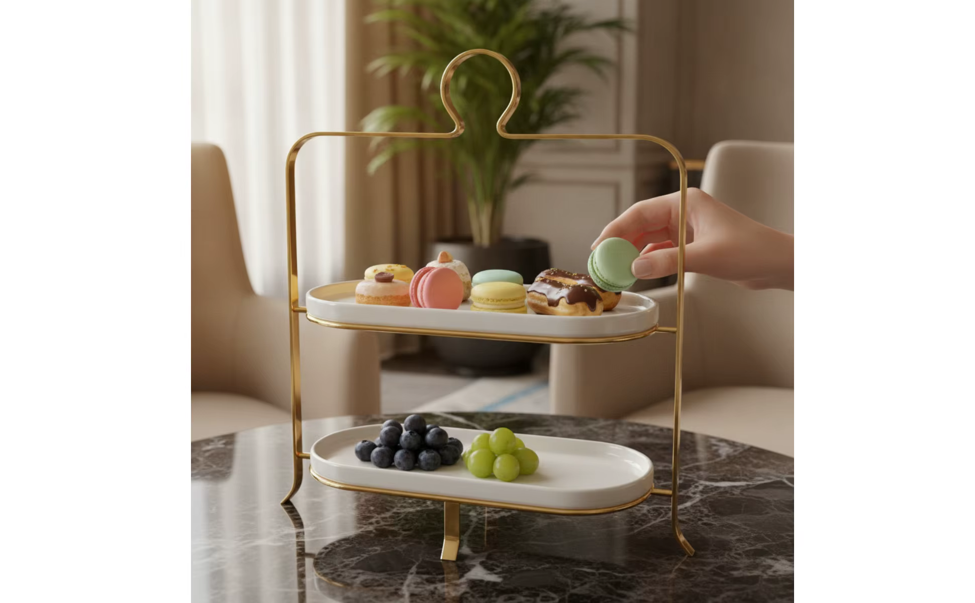 Soporte para Postres - Mano sosteniendo el asa superior