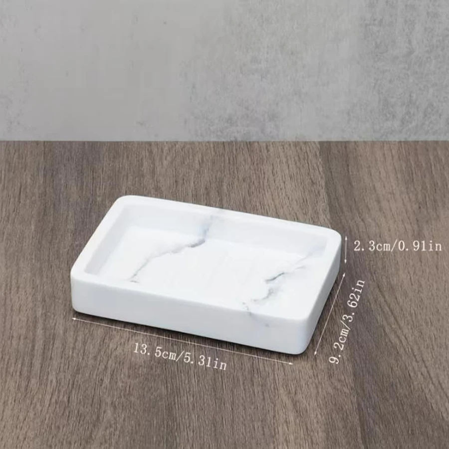 Jabonera colocada sobre encimera de baño