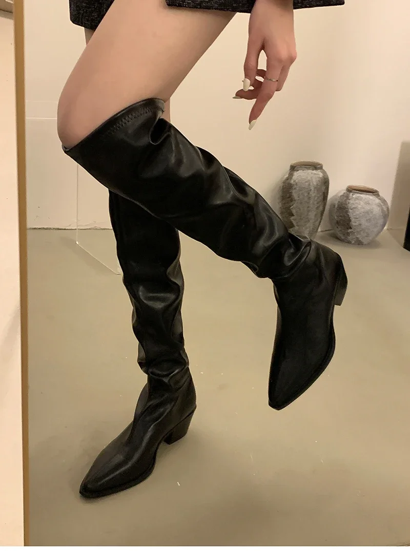 Detalle de botines TULX en tono neutro