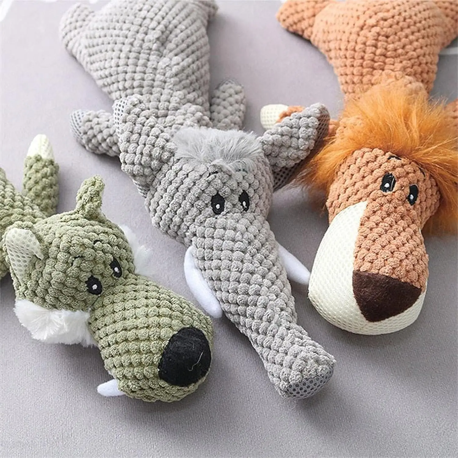 Juguete de peluche con chirrido visto de frente