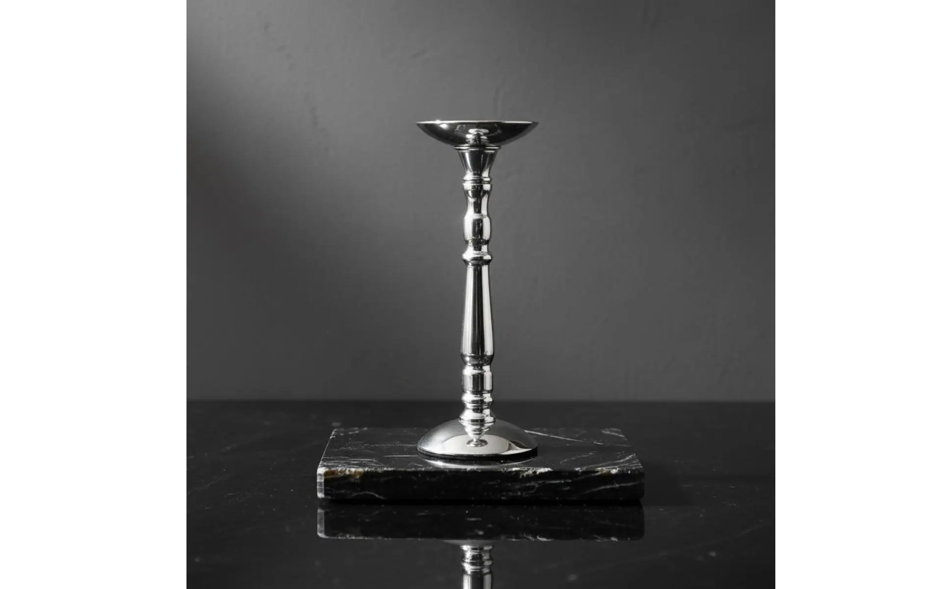 Candelabro de columna romana — detalle frontal