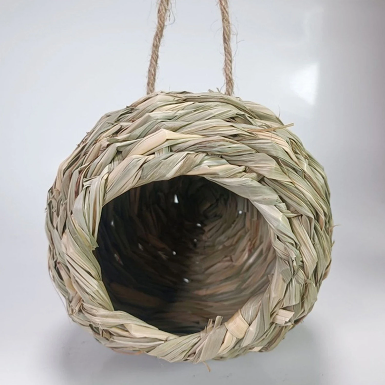 Nido_colgado_en_rama_de_árbol