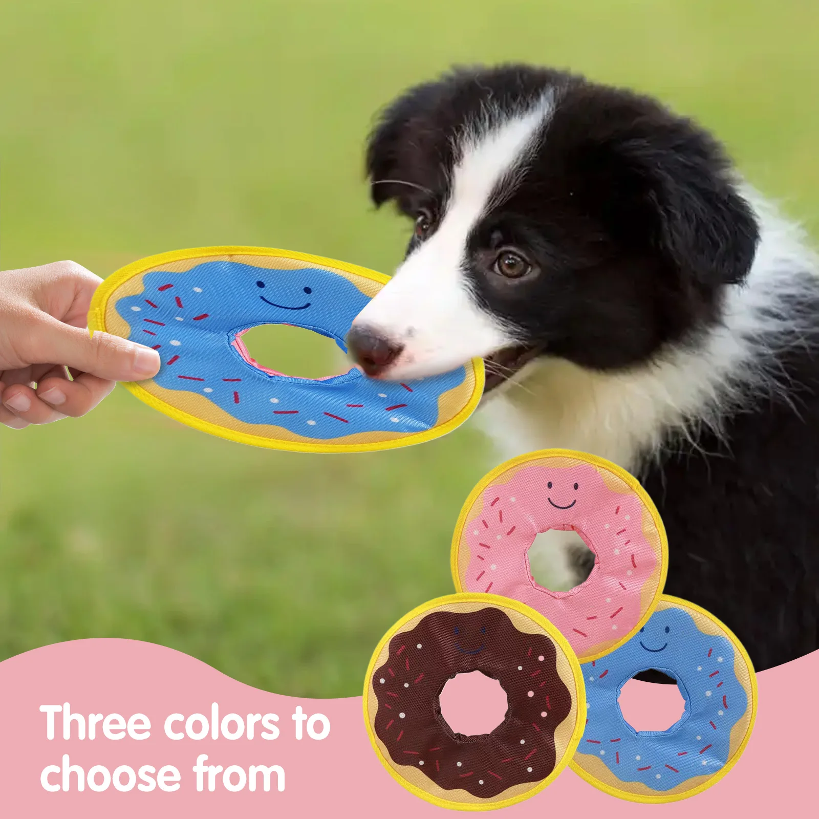 Perro pequeño mordiendo donut en interior