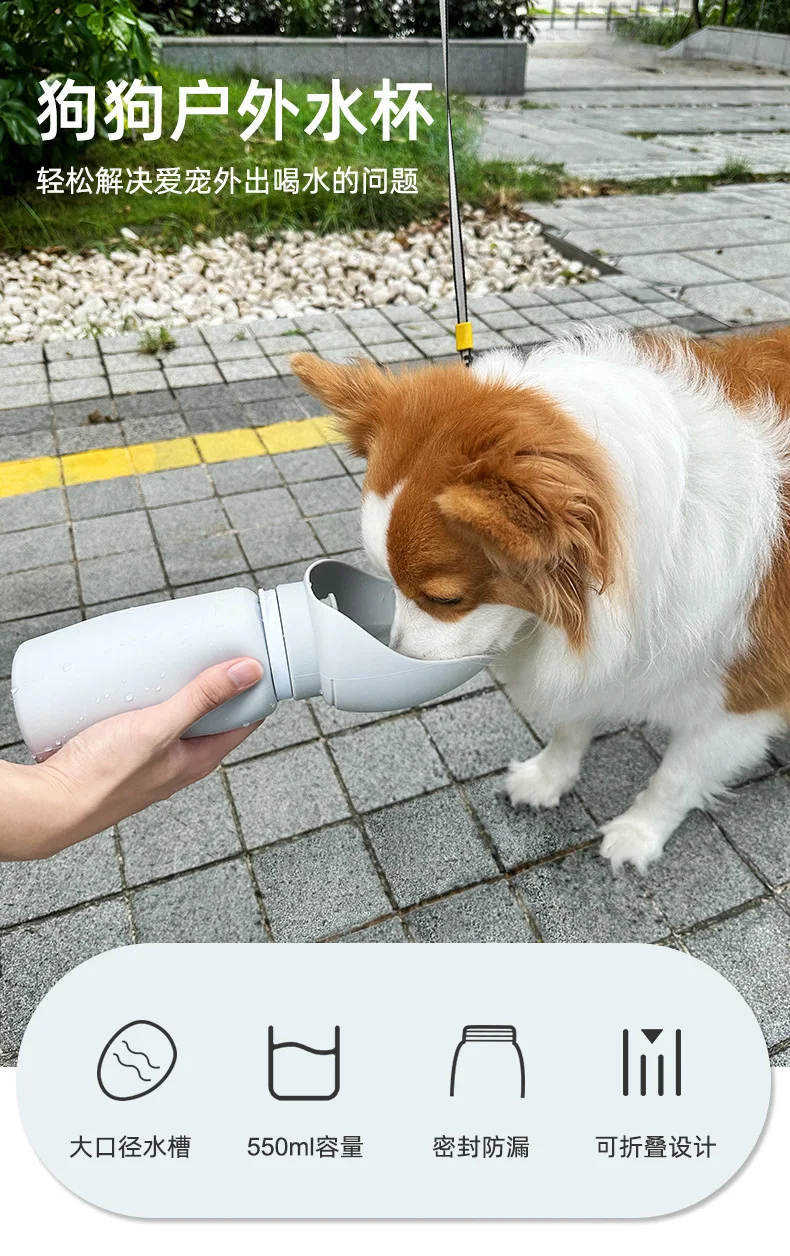 Botella de agua portátil para mascotas en uso durante un paseo