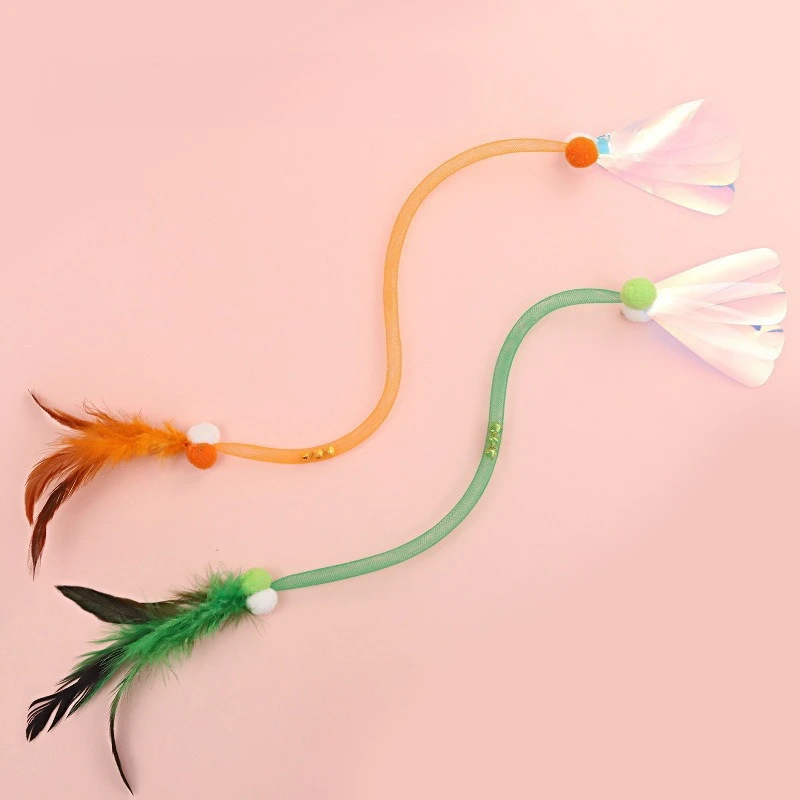 Juguete interactivo para gatos con plumas y red elástica en acción