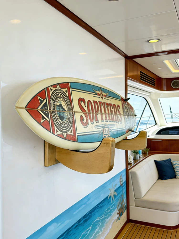 Soporte de pared para tablas de surf en entorno de salón
