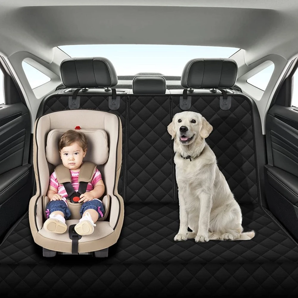 Perro grande cómodo en asiento trasero con funda