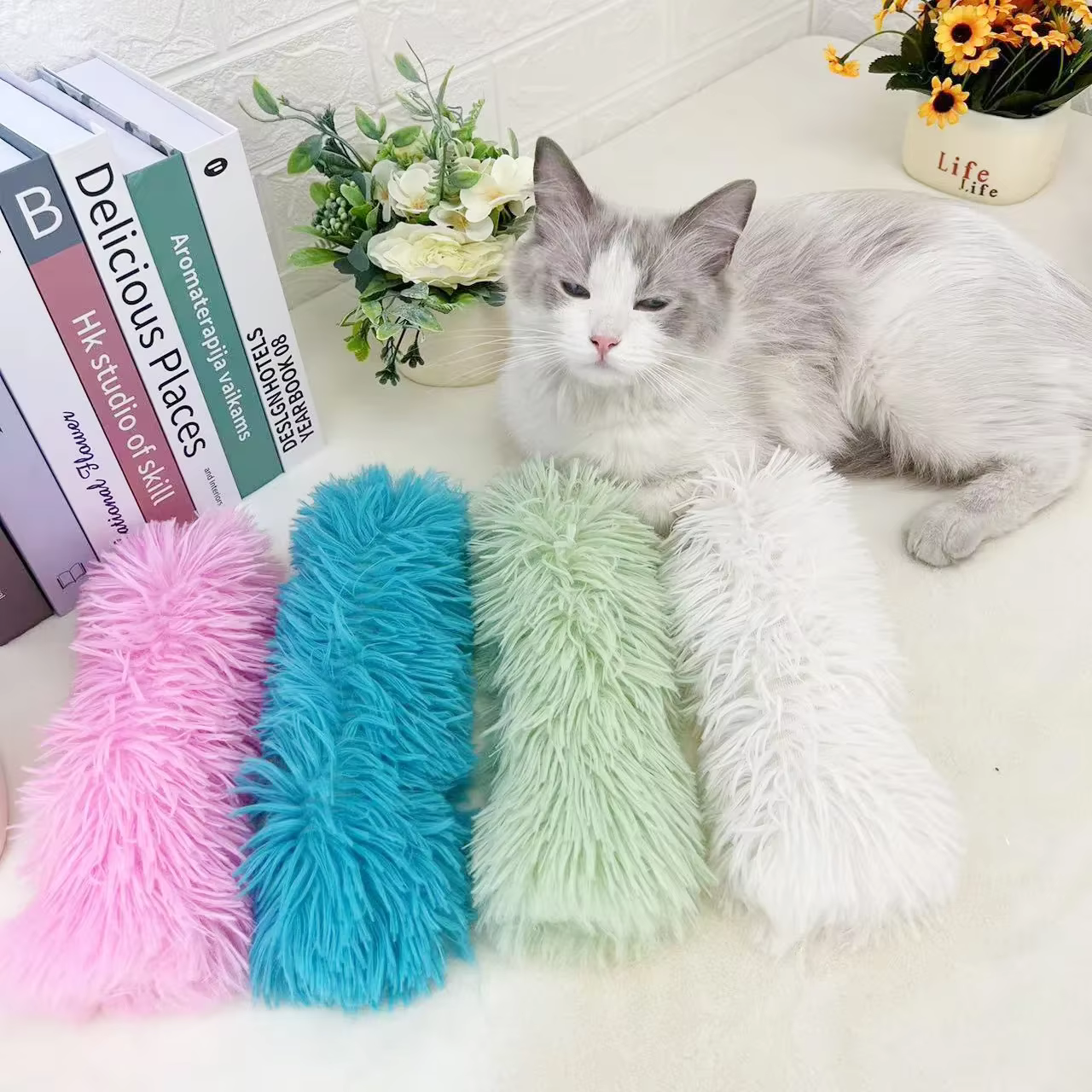 Juguete peluche para gatos con hierba gatera – Almohada de tiras interactiva - imagen 2