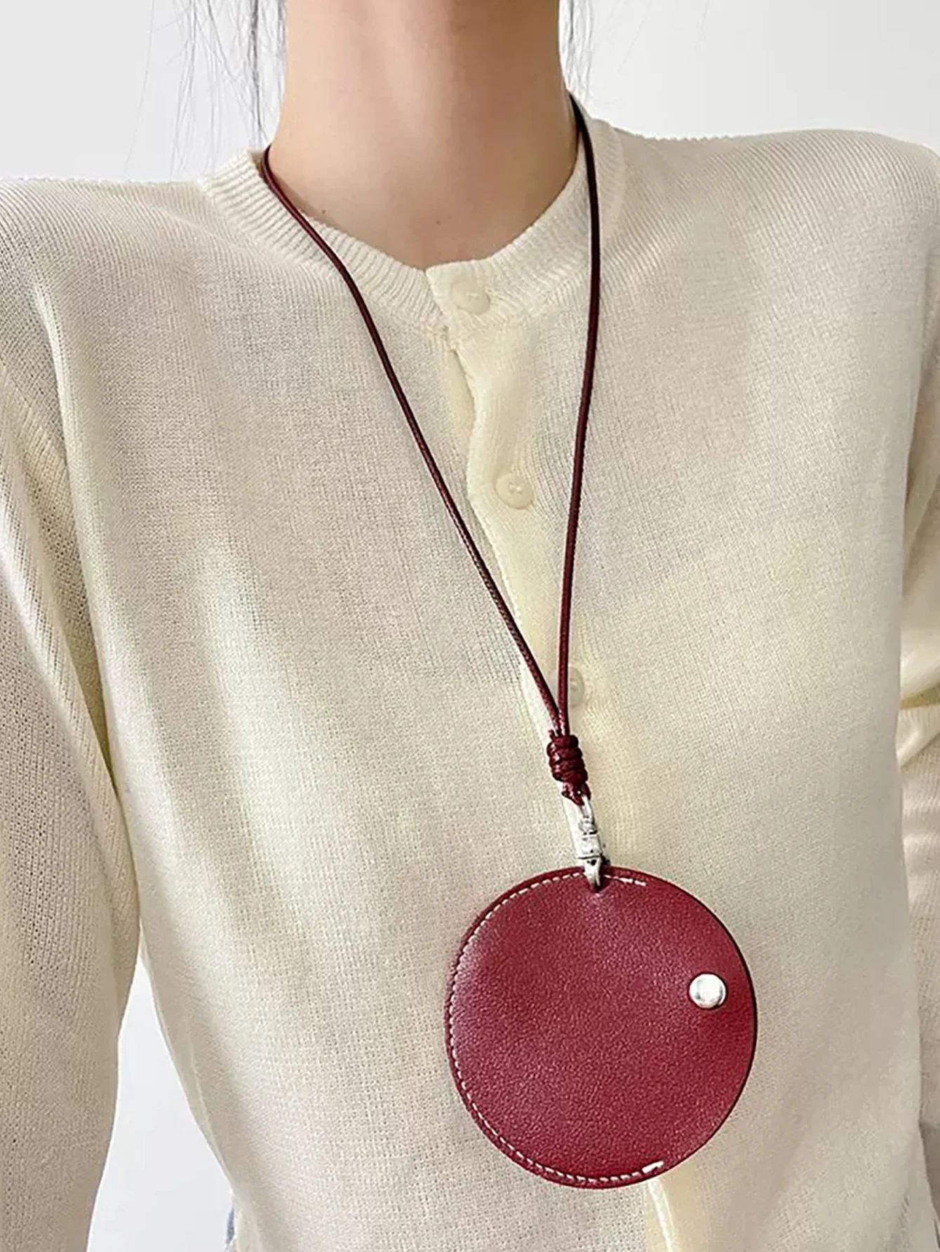Estuche colgado al cuello con auriculares