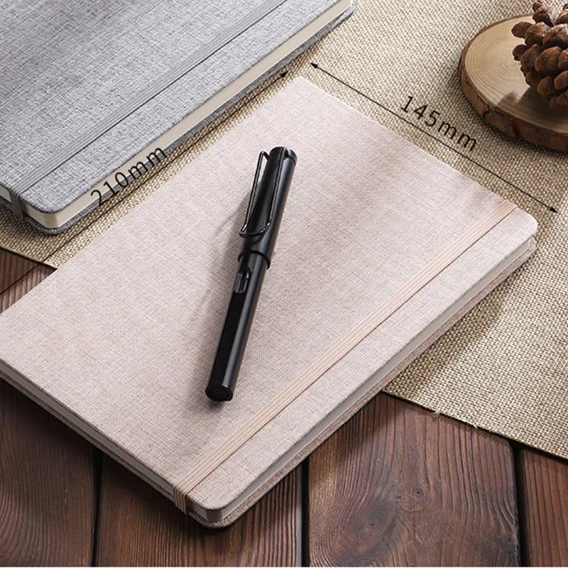 Cuaderno cerrado con correa elástica de sujeción