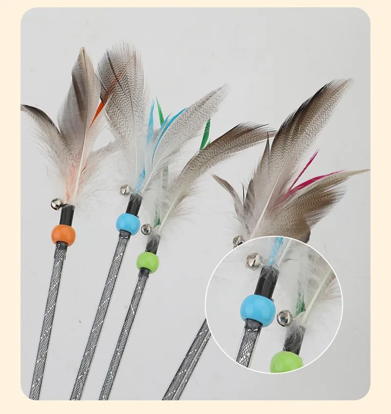 Gatos jugando con el juguete de plumas