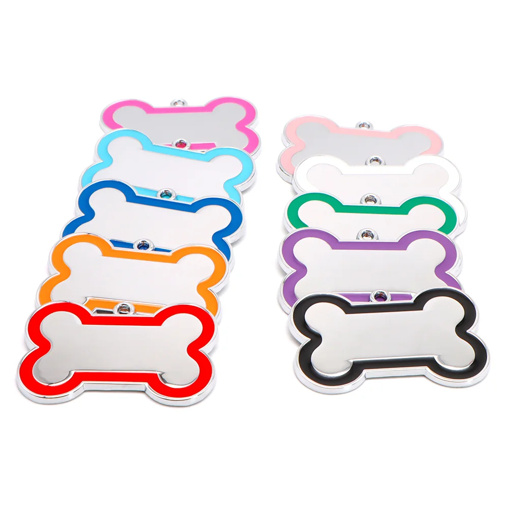 Placas identificativas multicolores en detalle