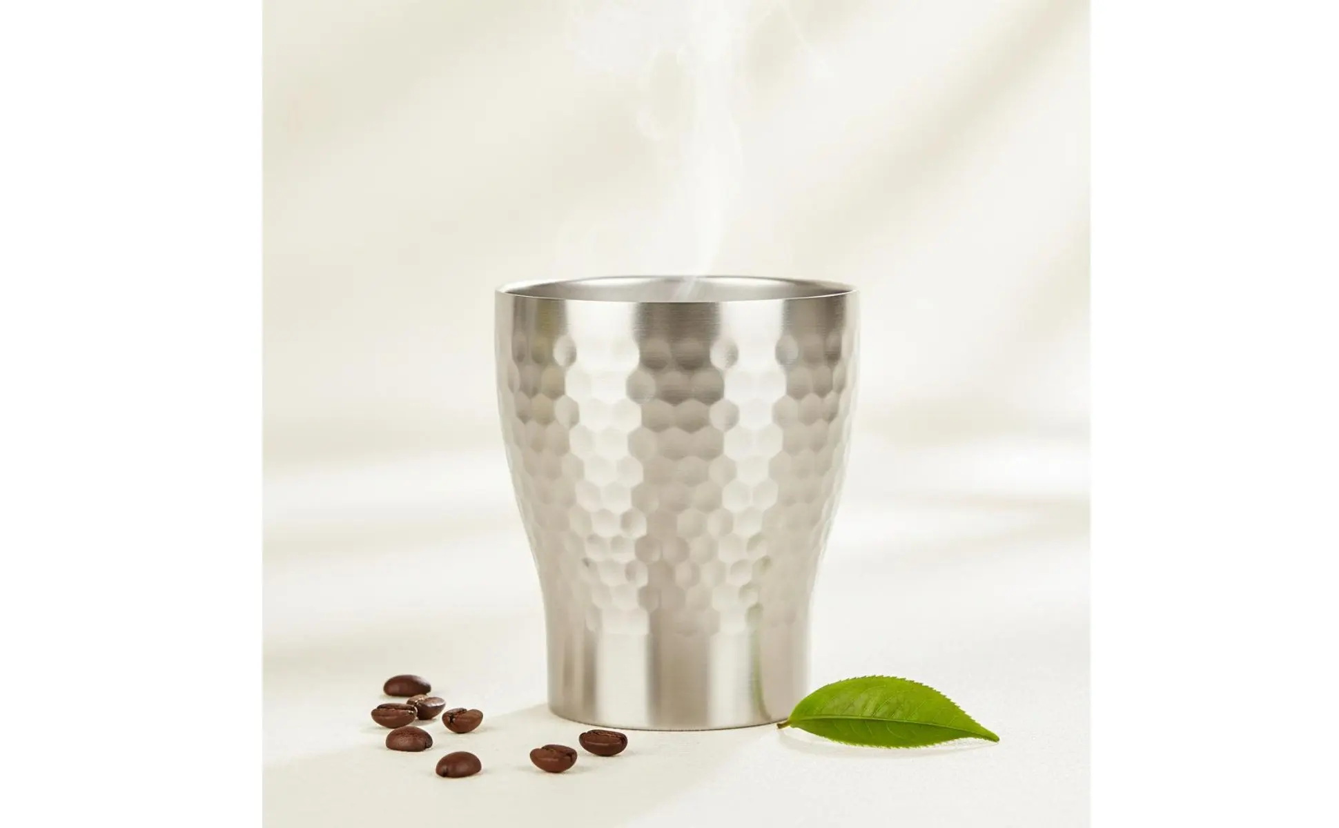Taza metálica aislada para bebidas calientes y frías