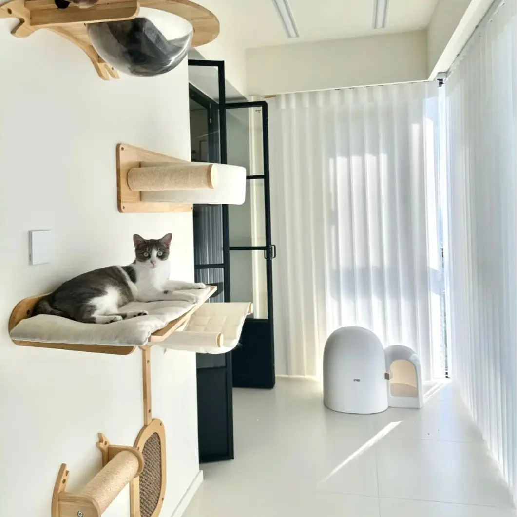 Hamaca integrada en el rascador para gatos