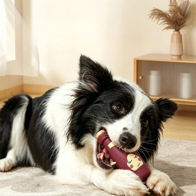 Perro mordiendo el juguete dental