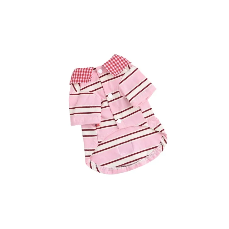 Camiseta a rayas extendida sobre superficie clara para ver el patrón