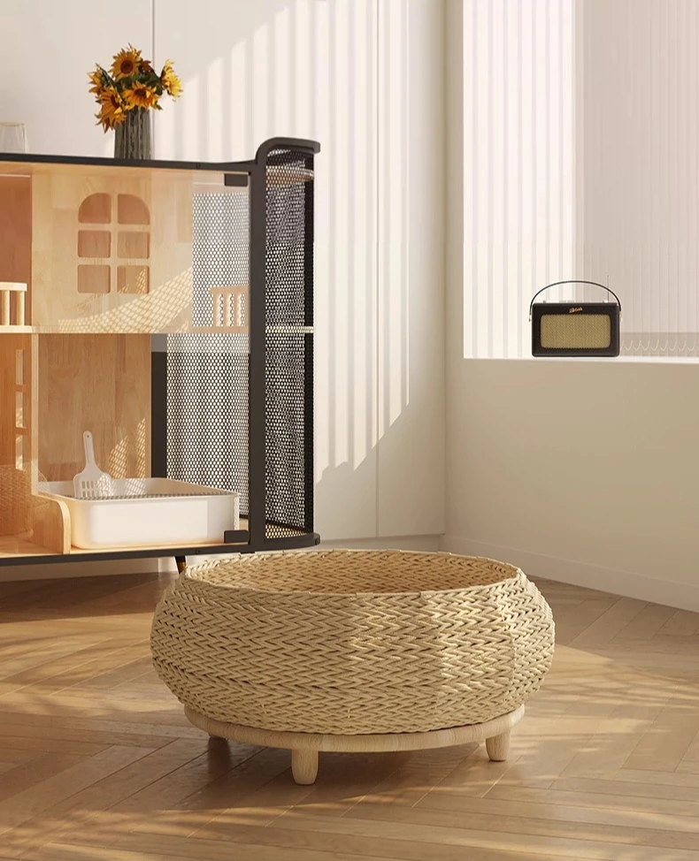Cama colocada en una sala minimalista, demostrando su aspecto decorativo