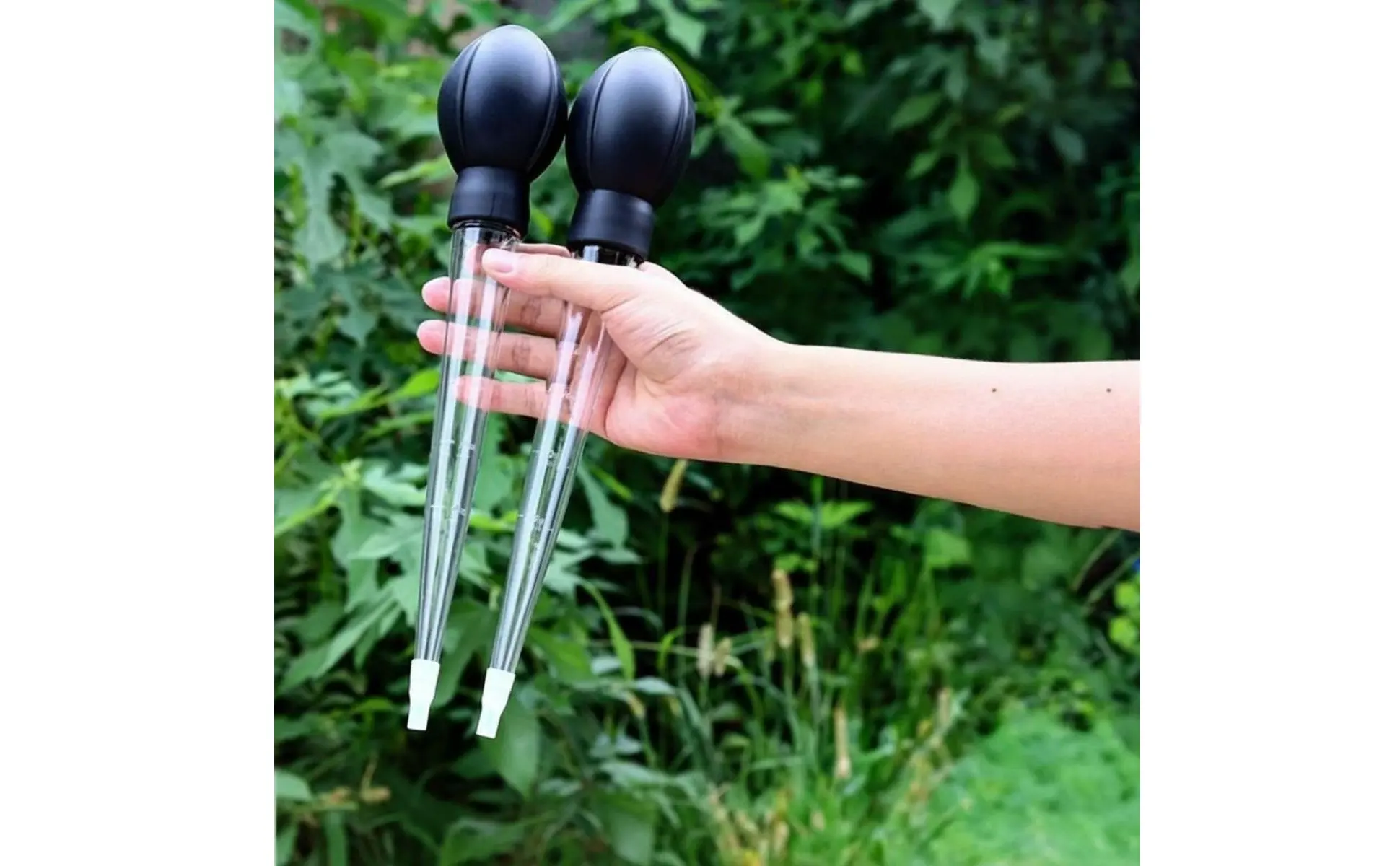 Extractor de Agua para Plantas en uso sobre una bandeja