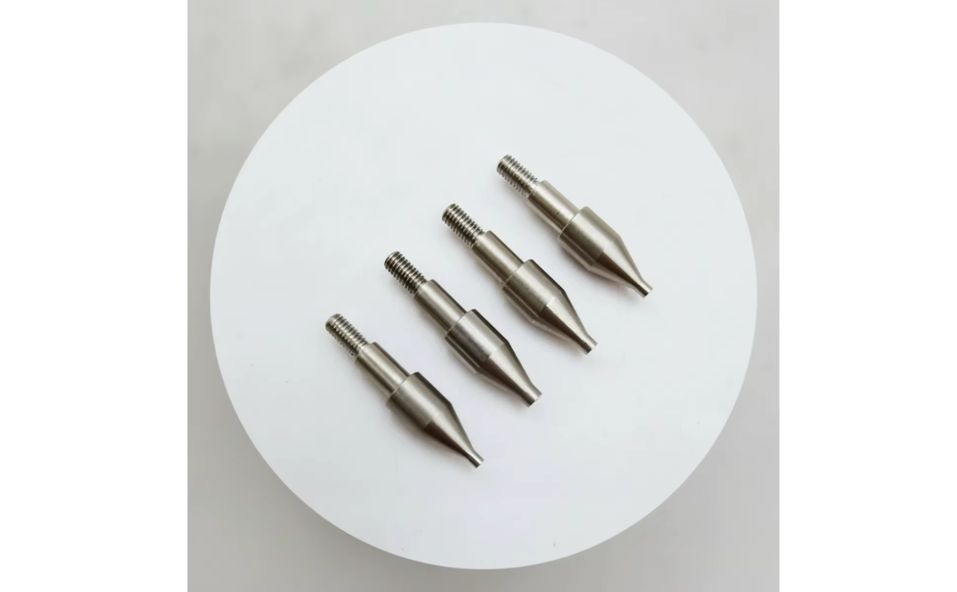 Conjunto de cuatro piezas metálicas