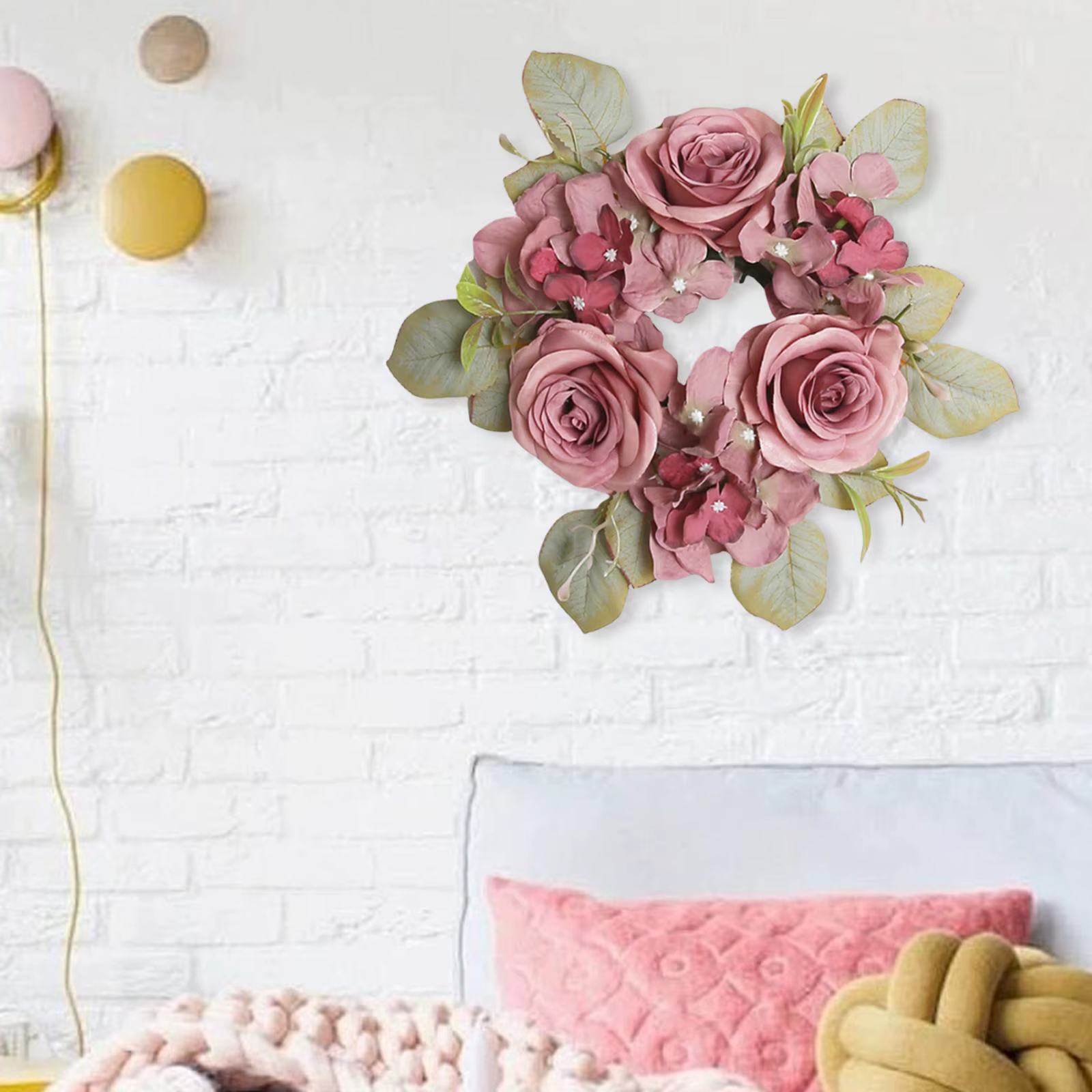 Corona floral con rosas artificiales colgando en una puerta