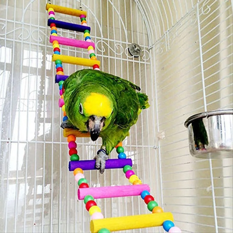 Detalle de la madera texturizada del puente para aves