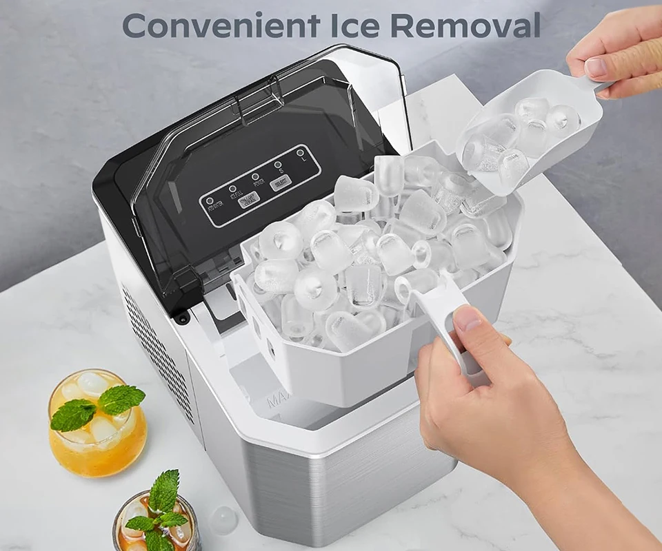 Máquina de hielo en uso en bar doméstico
