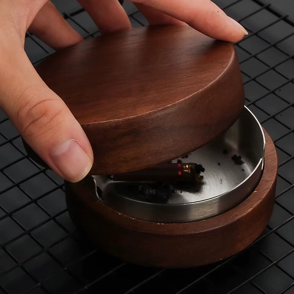 Cenicero de madera de nogal con tapa