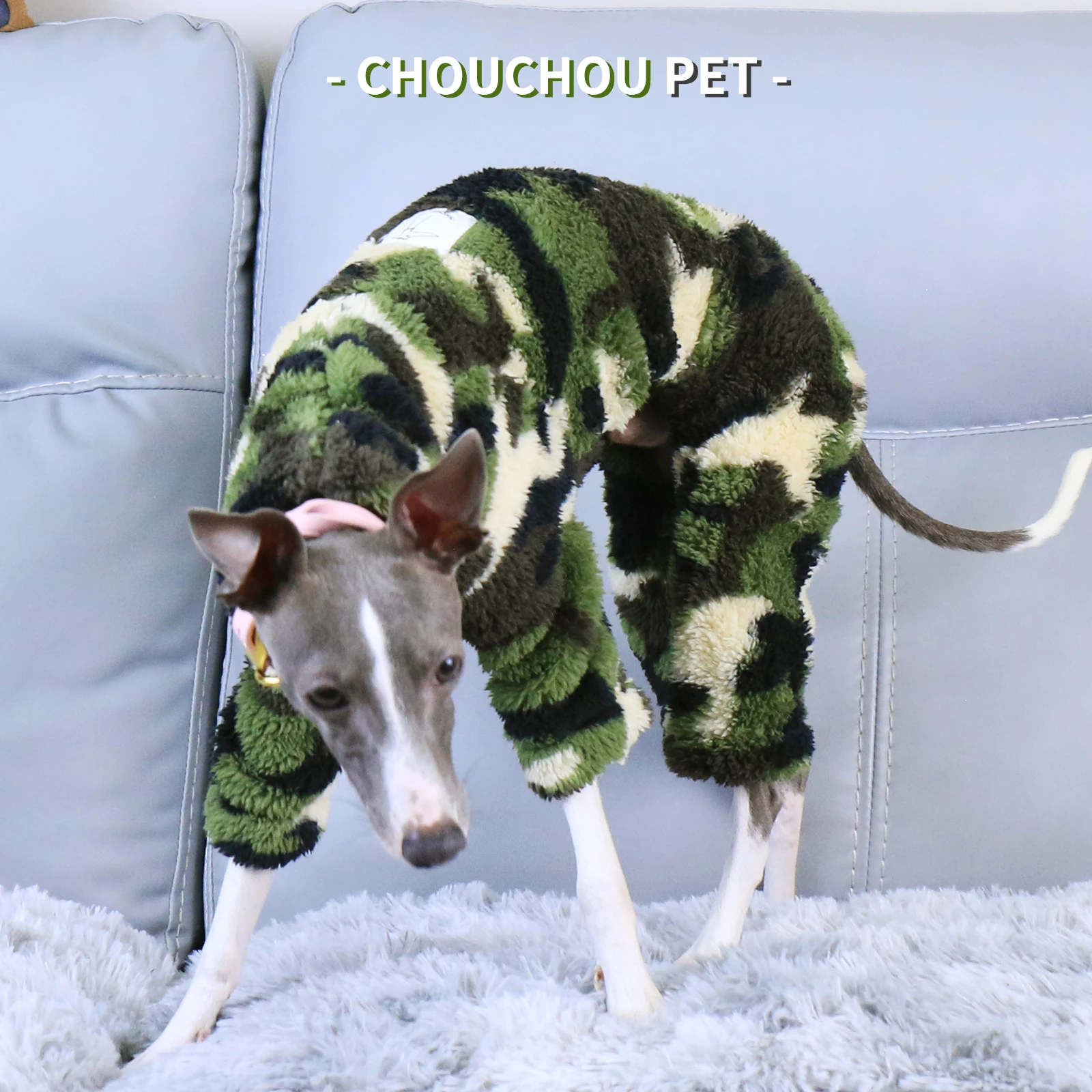 Cachorro descansando con pijama de invierno